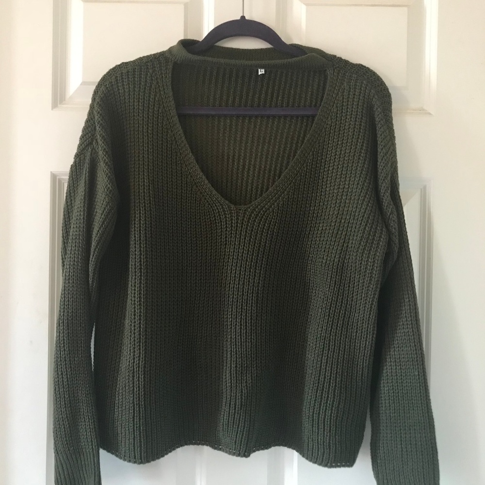 chocker v neck sweater
